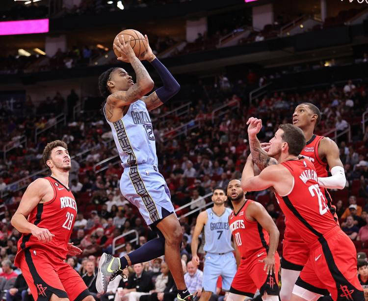 东契奇42+7+8!老詹拥抱德罗赞